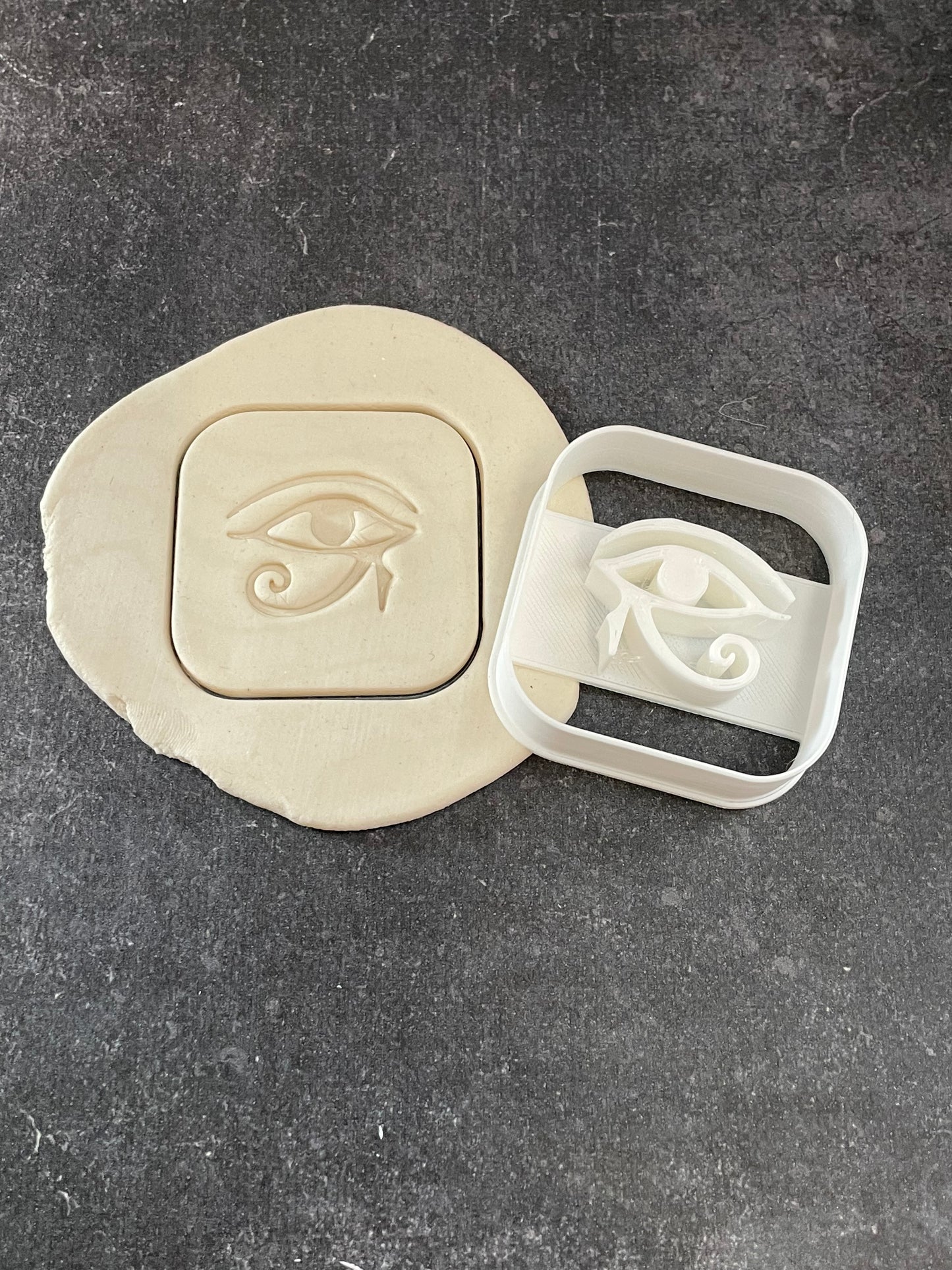 Emporte pièce hieroglyphe pour la réalisaton de biscuit sablé, patisserie, pate à sucre -Décoration gateau-Fait maison- ELACE