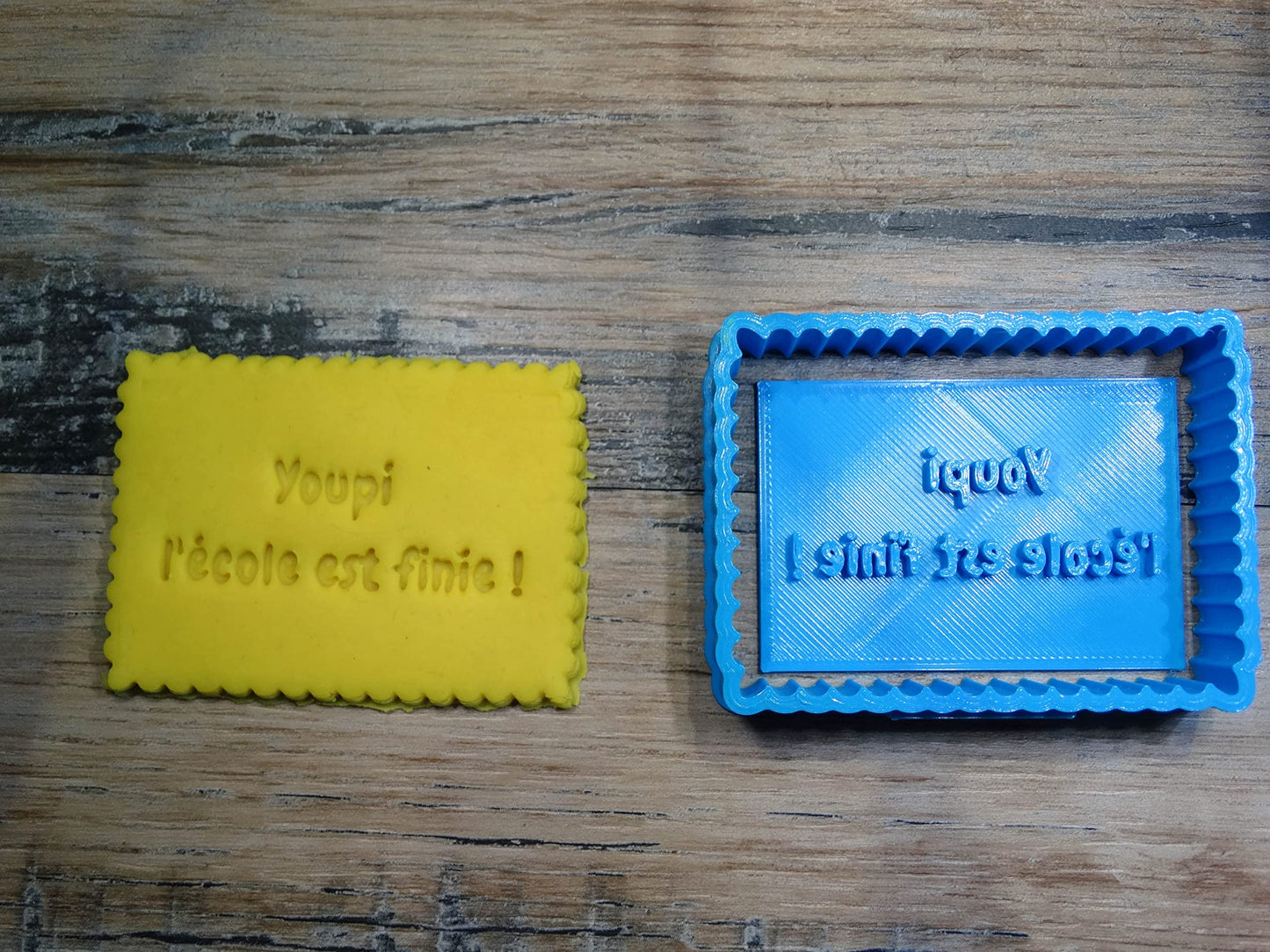 Emporte-pièce message Youpi l'école est fini Patisserie, sablé, biscuit, pate à sucre, pate à modeler-Décoration gateau-Fait maison ELACE