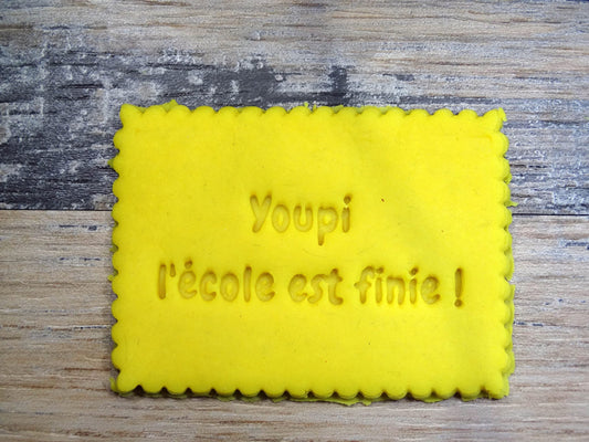 Emporte-pièce message Youpi l'école est fini Patisserie, sablé, biscuit, pate à sucre, pate à modeler-Décoration gateau-Fait maison ELACE
