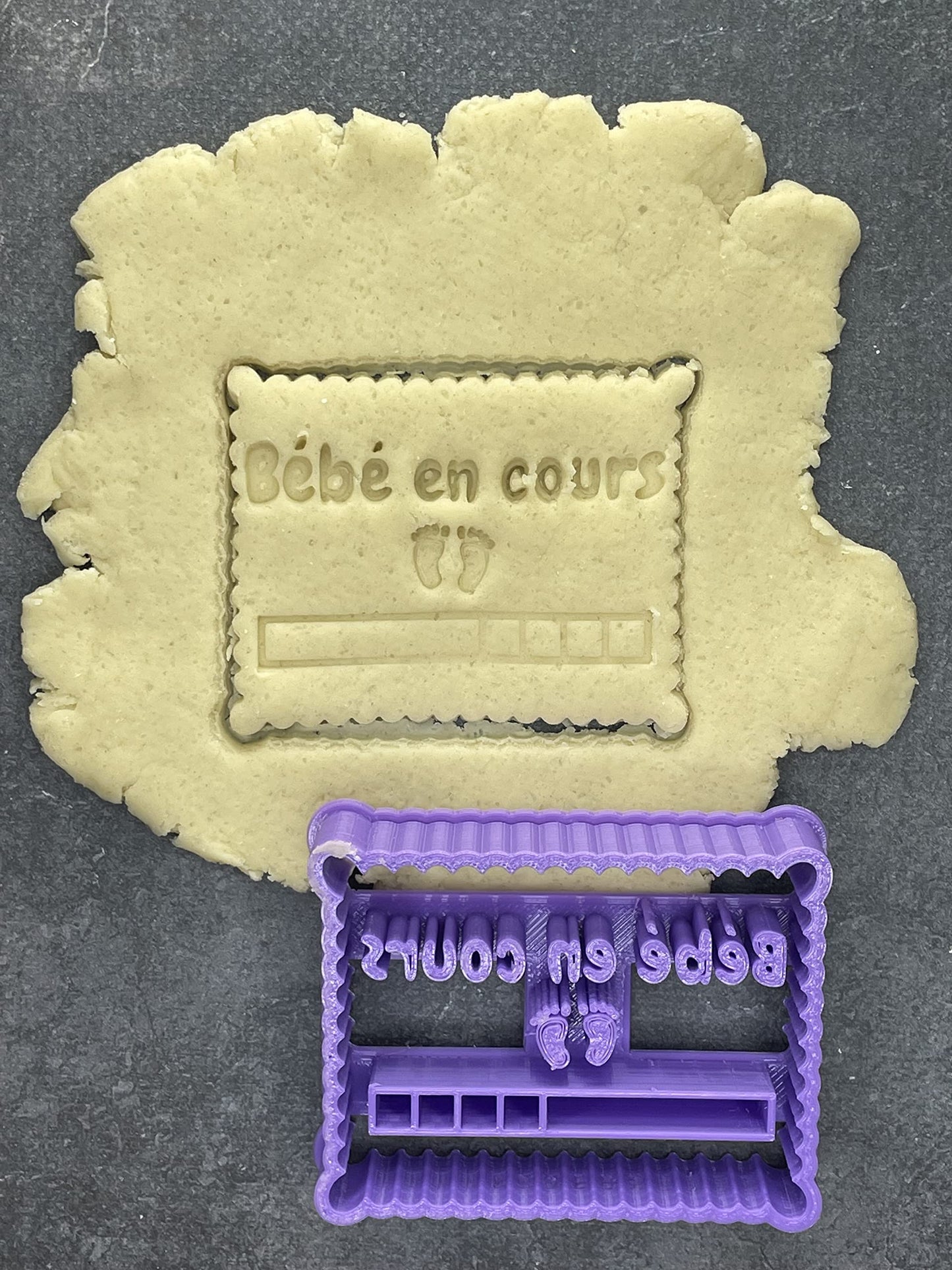Emporte pièce - Bébé en cours - Message - pour la réalisaton de biscuit sablé, patisserie, pate à sucre -Décoration gateau-Fait maison- ELACE