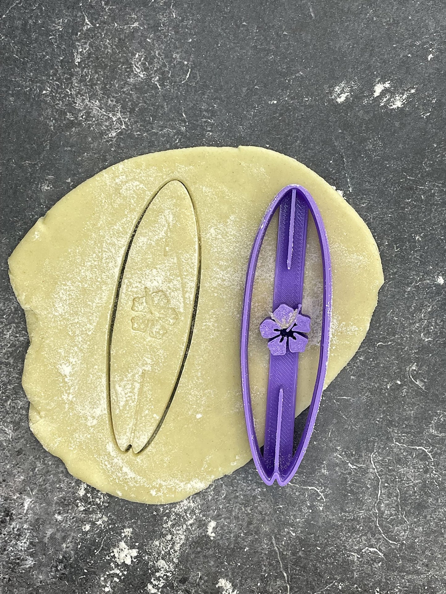 Emporte pièce Surf - Forme - pour la réalisaton de biscuit sablé, patisserie, pate à sucre -Décoration gateau-Fait maison- ELACE