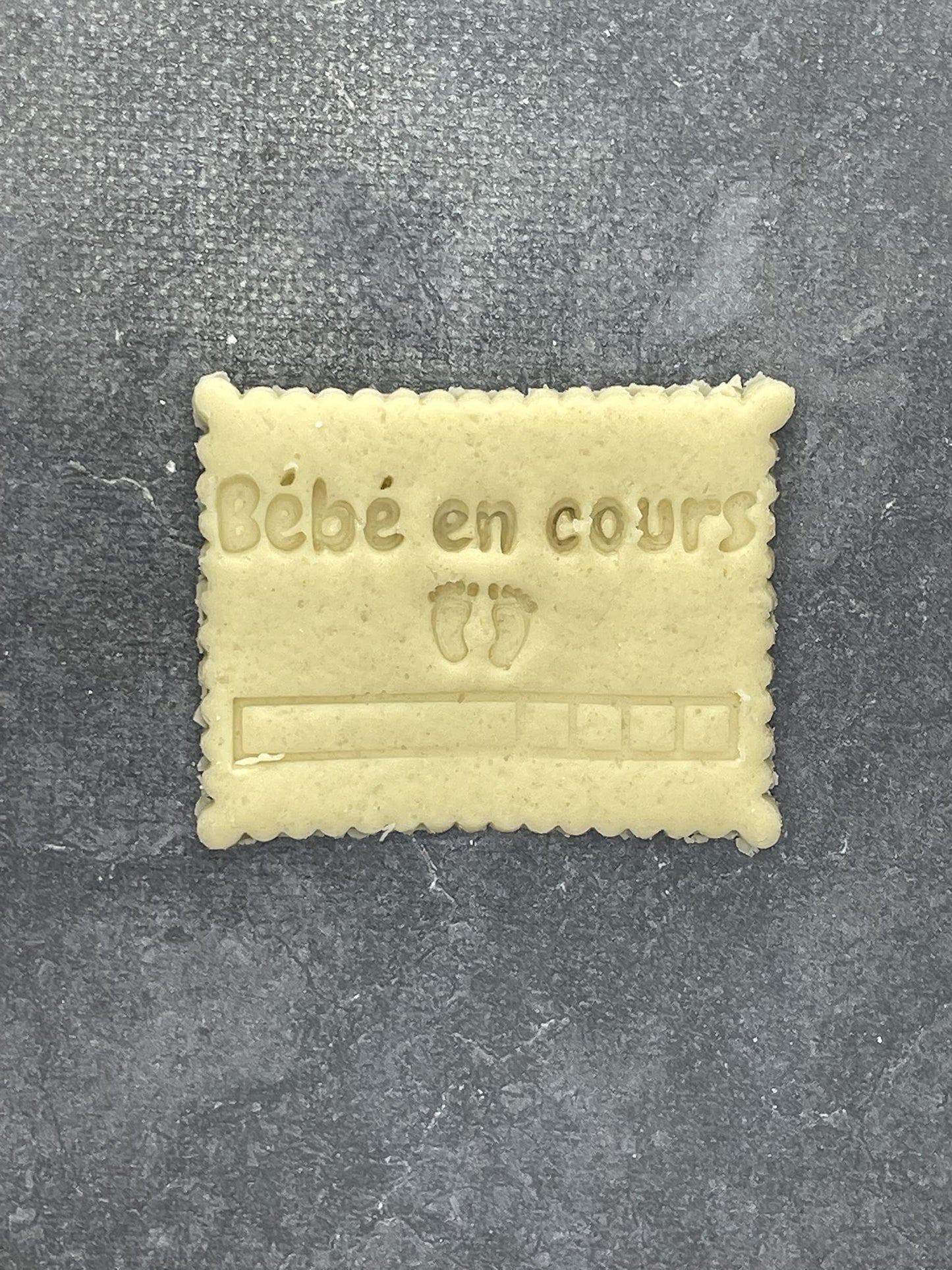 Emporte pièce - Bébé en cours - Message - pour la réalisaton de biscuit sablé, patisserie, pate à sucre -Décoration gateau-Fait maison- ELACE