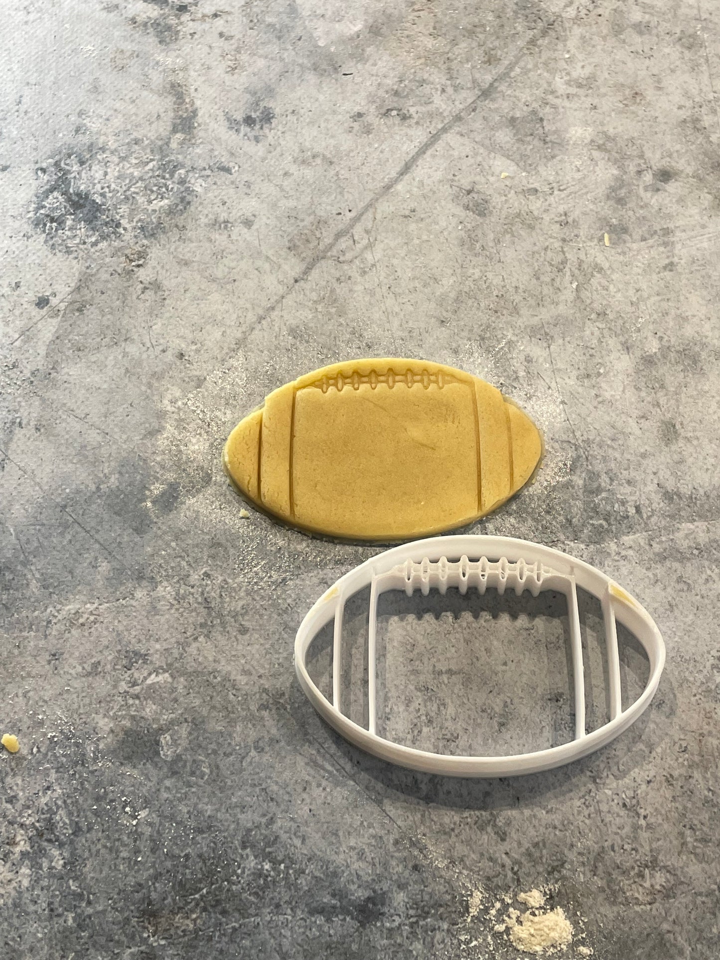 Emporte pièce Ballon NFL - Forme - pour la réalisaton de biscuit sablé, patisserie, pate à sucre -Décoration gateau-Fait maison- ELACE