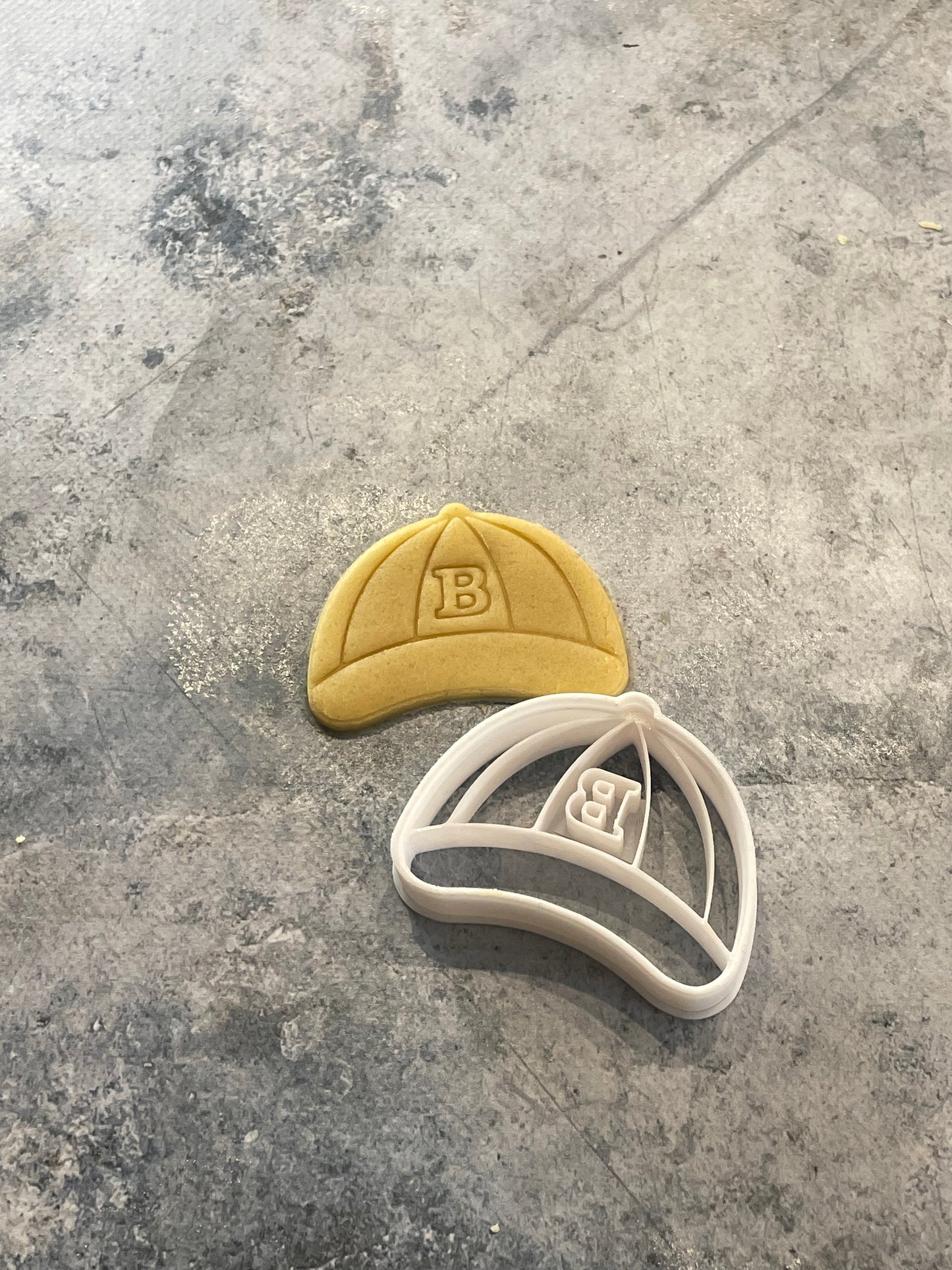 Emporte pièce casquette baseball   - Forme - pour la réalisaton de biscuit sablé, patisserie, pate à sucre -Décoration gateau-Fait maison- ELACE