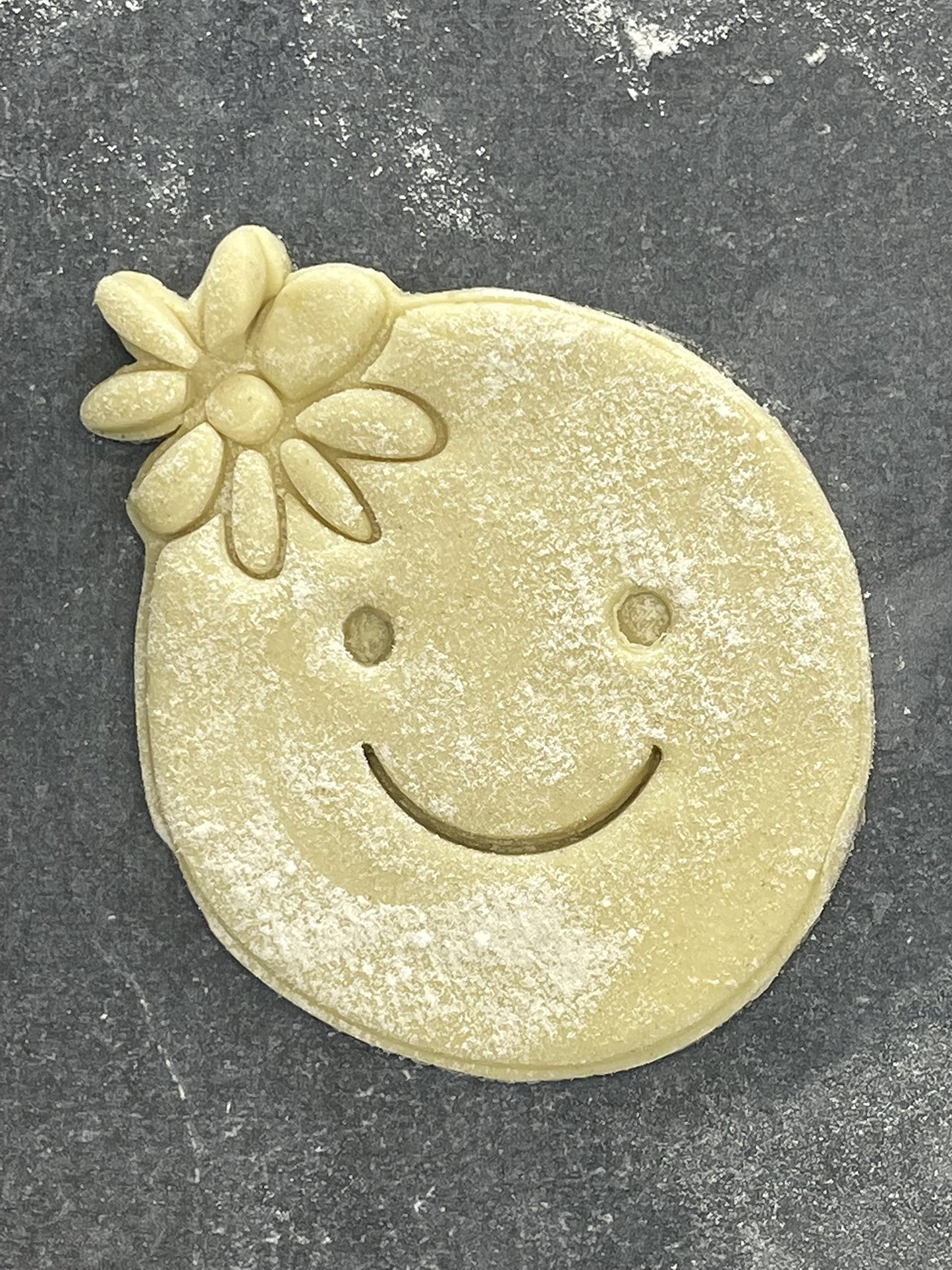 Emporte pièce Smiley fleur - Forme - pour la réalisaton de biscuit sablé, patisserie, pate à sucre -Décoration gateau-Fait maison- ELACE