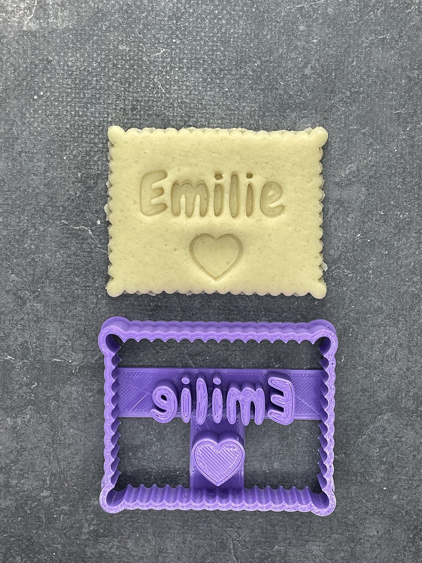 Emporte pièce -Biscuit prénom + motif coeur - Personnalisation - pour la réalisaton de biscuit sablé, patisserie, pate à sucre -Décoration gateau-Fait maison- ELACE