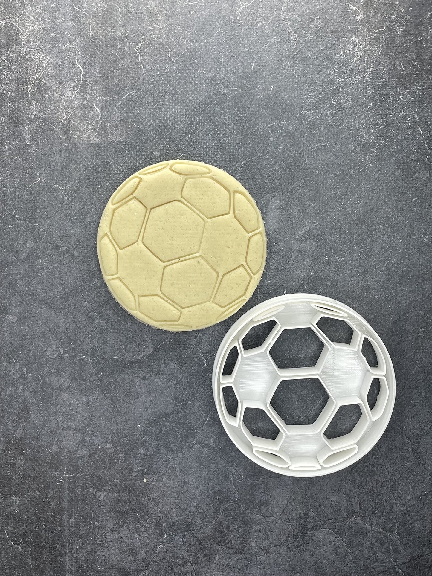 Emporte pièce Ballon de foot - Forme - pour la réalisaton de biscuit sablé, patisserie, pate à sucre -Décoration gateau-Fait maison- ELACE
