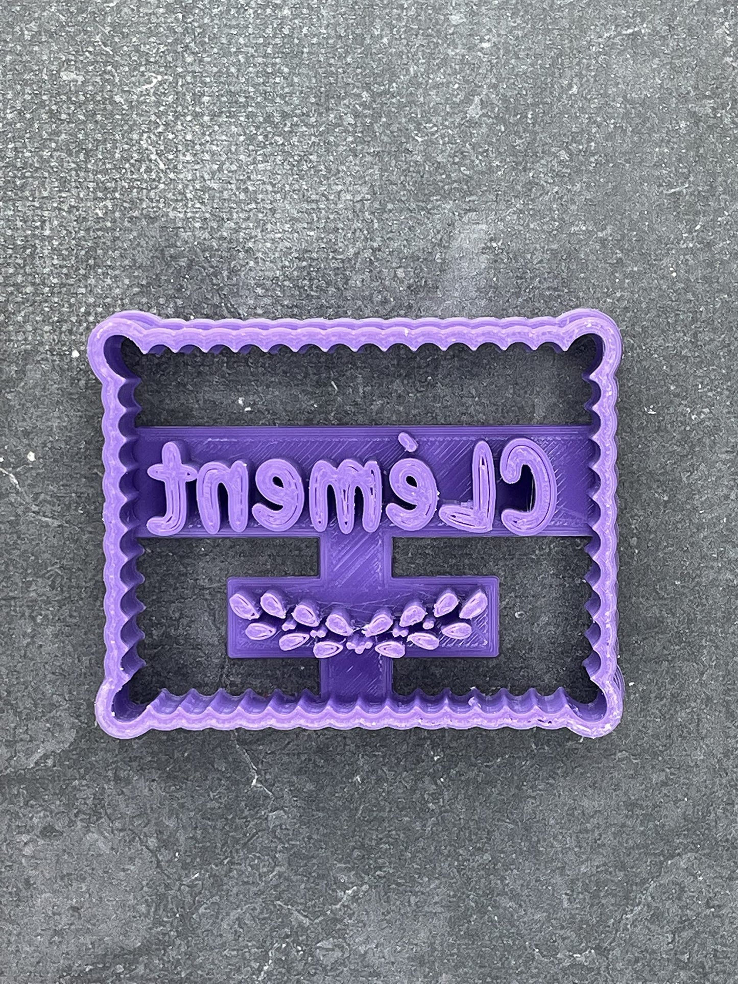 Emporte pièce -Biscuit prénom + motif feuilles - Personnalisation - pour la réalisaton de biscuit sablé, patisserie, pate à sucre -Décoration gateau-Fait maison- ELACE