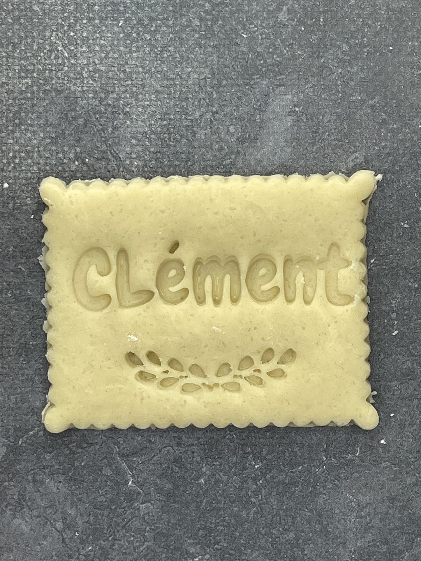 Emporte pièce -Biscuit prénom + motif feuilles - Personnalisation - pour la réalisaton de biscuit sablé, patisserie, pate à sucre -Décoration gateau-Fait maison- ELACE