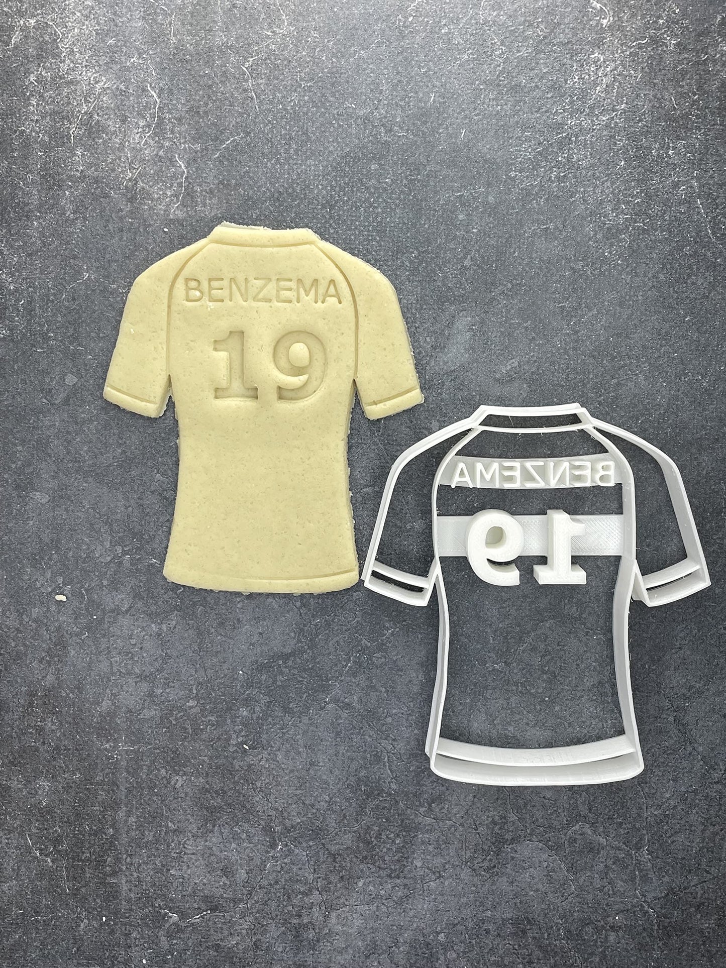 Emporte pièce -Maillot de foot avec prénom - Personnalisation - pour la réalisaton de biscuit sablé, patisserie, pate à sucre -Décoration gateau-Fait maison- ELACE